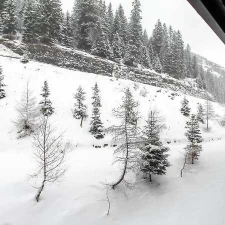 Newly Redecorated 2-bed Ski-in Ski-out Family Apartment *