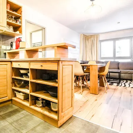 Newly Redecorated 2-bed Ski-in Ski-out Family Apartment *