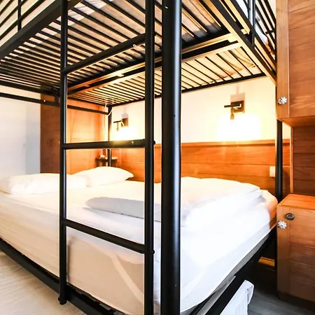 Newly Redecorated 2-bed Ski-in Ski-out Family *