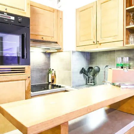 Newly Redecorated 2-bed Ski-in Ski-out Family